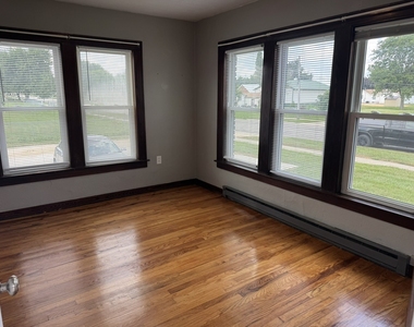 209 E 10th Street - Photo Thumbnail 7