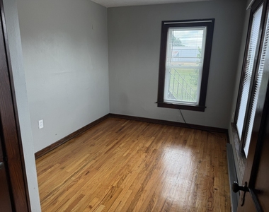 209 E 10th Street - Photo Thumbnail 11