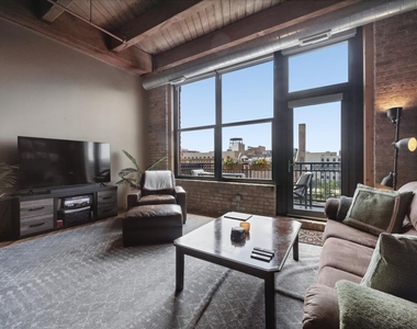 1040 W Adams Street - Photo Thumbnail 2