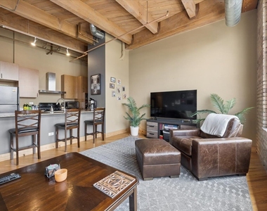 1040 W Adams Street - Photo Thumbnail 3