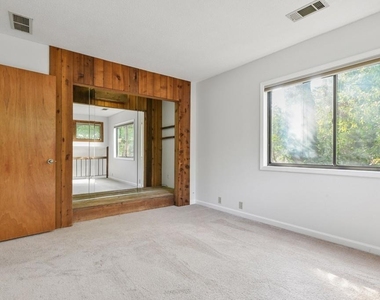 1000 Muirfield Drive - Photo Thumbnail 11