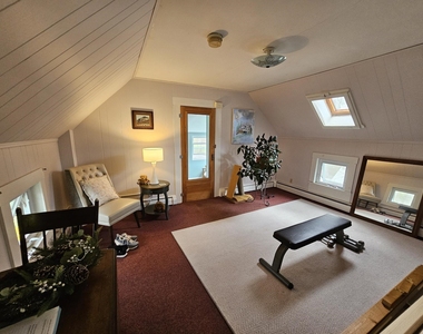 44 Pearl - Photo Thumbnail 2