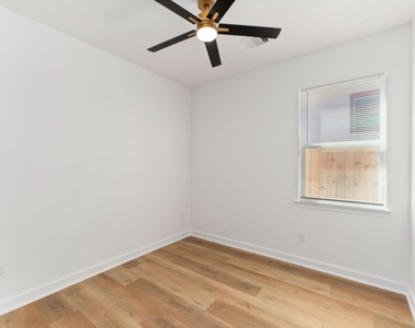 7809 Queen Street - Photo Thumbnail 11