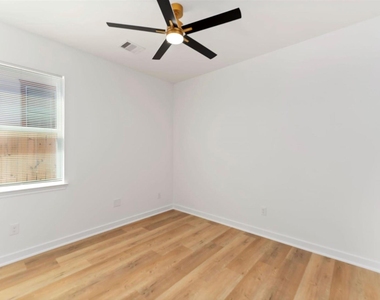 7809 Queen Street - Photo Thumbnail 13