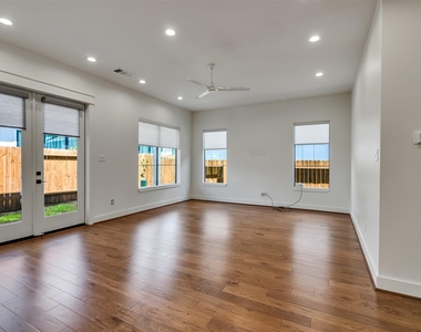 10330 Grove Row Avenue - Photo Thumbnail 25