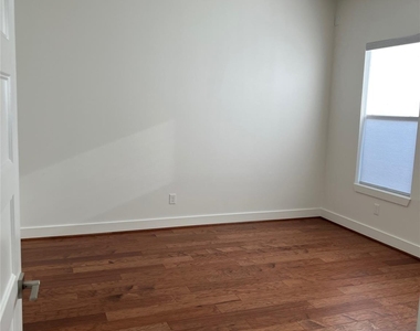 10330 Grove Row Avenue - Photo Thumbnail 15