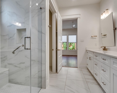 10330 Grove Row Avenue - Photo Thumbnail 38