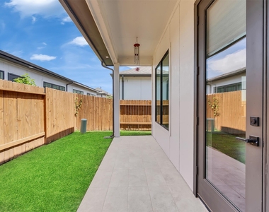 10330 Grove Row Avenue - Photo Thumbnail 39