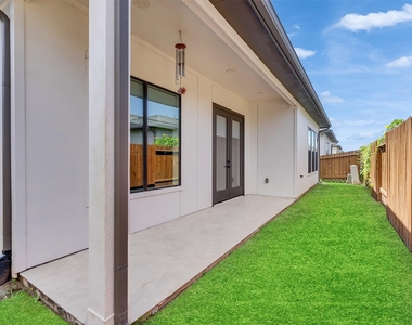 10330 Grove Row Avenue - Photo Thumbnail 40