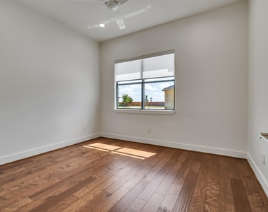 10330 Grove Row Avenue - Photo Thumbnail 15