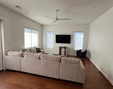 10330 Grove Row Avenue - Photo Thumbnail 6