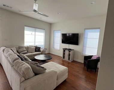 10330 Grove Row Avenue - Photo Thumbnail 3
