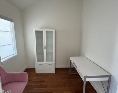 10330 Grove Row Avenue - Photo Thumbnail 20