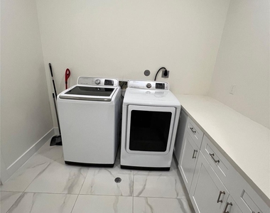 10330 Grove Row Avenue - Photo Thumbnail 12