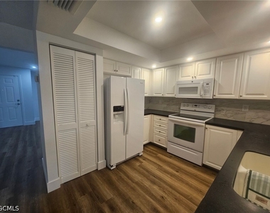 5989 Hillyer Court W - Photo Thumbnail 4