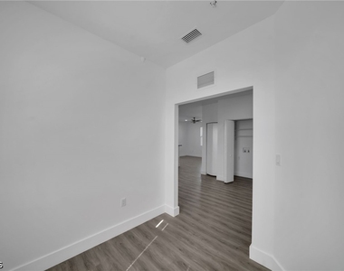 275 Sw 4th Street - Photo Thumbnail 11