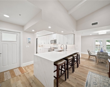 248 4th Avenue S - Photo Thumbnail 8