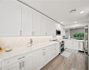 248 4th Avenue S - Photo Thumbnail 10