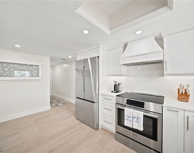 666 3rd Street S - Photo Thumbnail 2