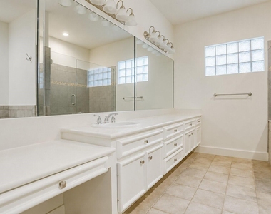 1412 Castle Court - Photo Thumbnail 15