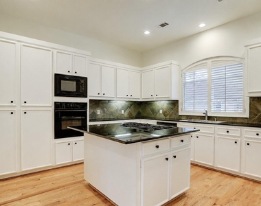 1412 Castle Court - Photo Thumbnail 9