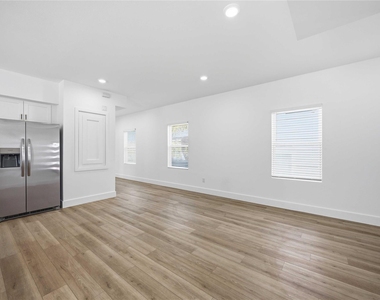 801 E 32nd 1/2 Street - Photo Thumbnail 15