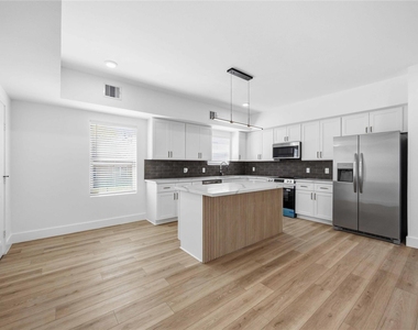 801 E 32nd 1/2 Street - Photo Thumbnail 16