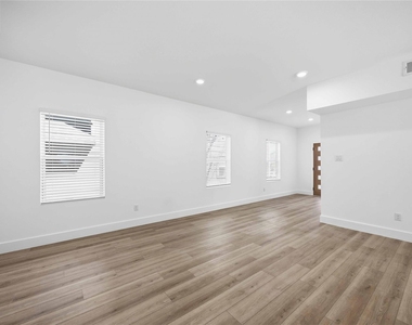 801 E 32nd 1/2 Street - Photo Thumbnail 8