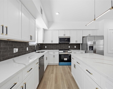 801 E 32nd 1/2 Street - Photo Thumbnail 19