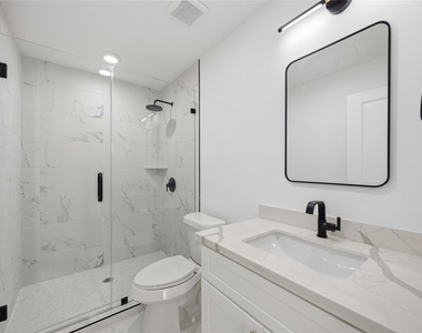 801 E 32nd 1/2 Street - Photo Thumbnail 22