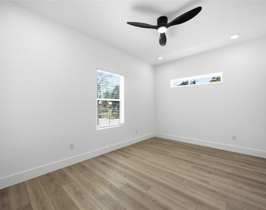801 E 32nd 1/2 Street - Photo Thumbnail 24