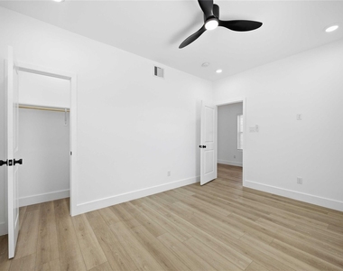 801 E 32nd 1/2 Street - Photo Thumbnail 25