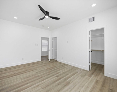 801 E 32nd 1/2 Street - Photo Thumbnail 28