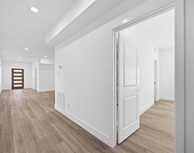 801 E 32nd 1/2 Street - Photo Thumbnail 21