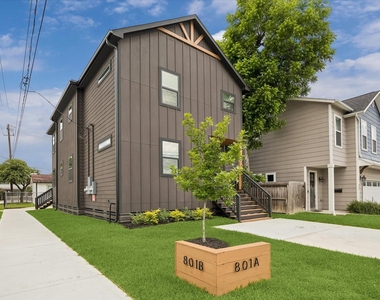 801 E 32nd 1/2 Street - Photo Thumbnail 2