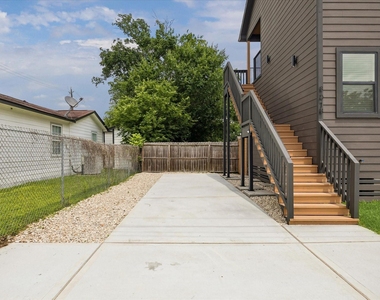 801 E 32nd 1/2 Street - Photo Thumbnail 32