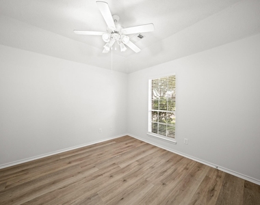 2415 Wyckchester Drive - Photo Thumbnail 7