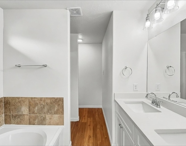 3934 Hawthorne Glen Court - Photo Thumbnail 9