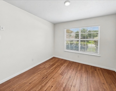 3934 Hawthorne Glen Court - Photo Thumbnail 10