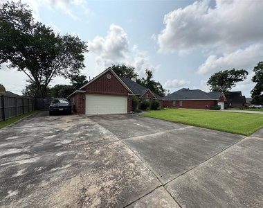 308 Williamsburg Avenue - Photo Thumbnail 2
