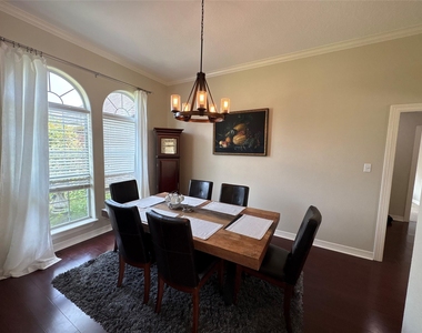 308 Williamsburg Avenue - Photo Thumbnail 4