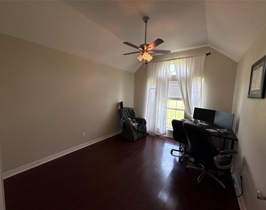 308 Williamsburg Avenue - Photo Thumbnail 8