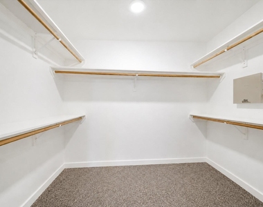 616 Lester Street - Photo Thumbnail 18