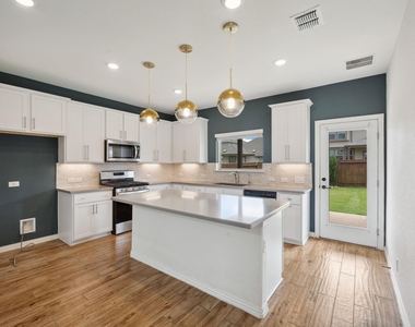 2013 Flametree Avenue - Photo Thumbnail 4