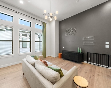 2616 Riverside Drive - Photo Thumbnail 6