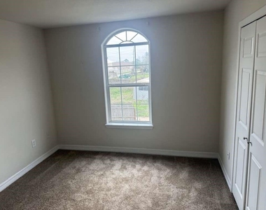 1675 Hugh Road - Photo Thumbnail 7