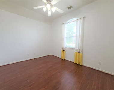 7015 Pinefern Lane - Photo Thumbnail 11