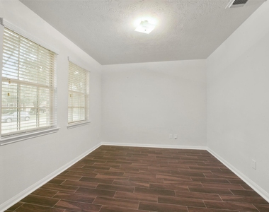 7514 Boxwood Ridge Lane - Photo Thumbnail 12