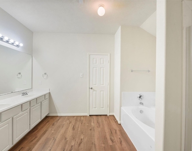 7514 Boxwood Ridge Lane - Photo Thumbnail 15