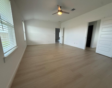 4303 Whitefish Lane - Photo Thumbnail 15